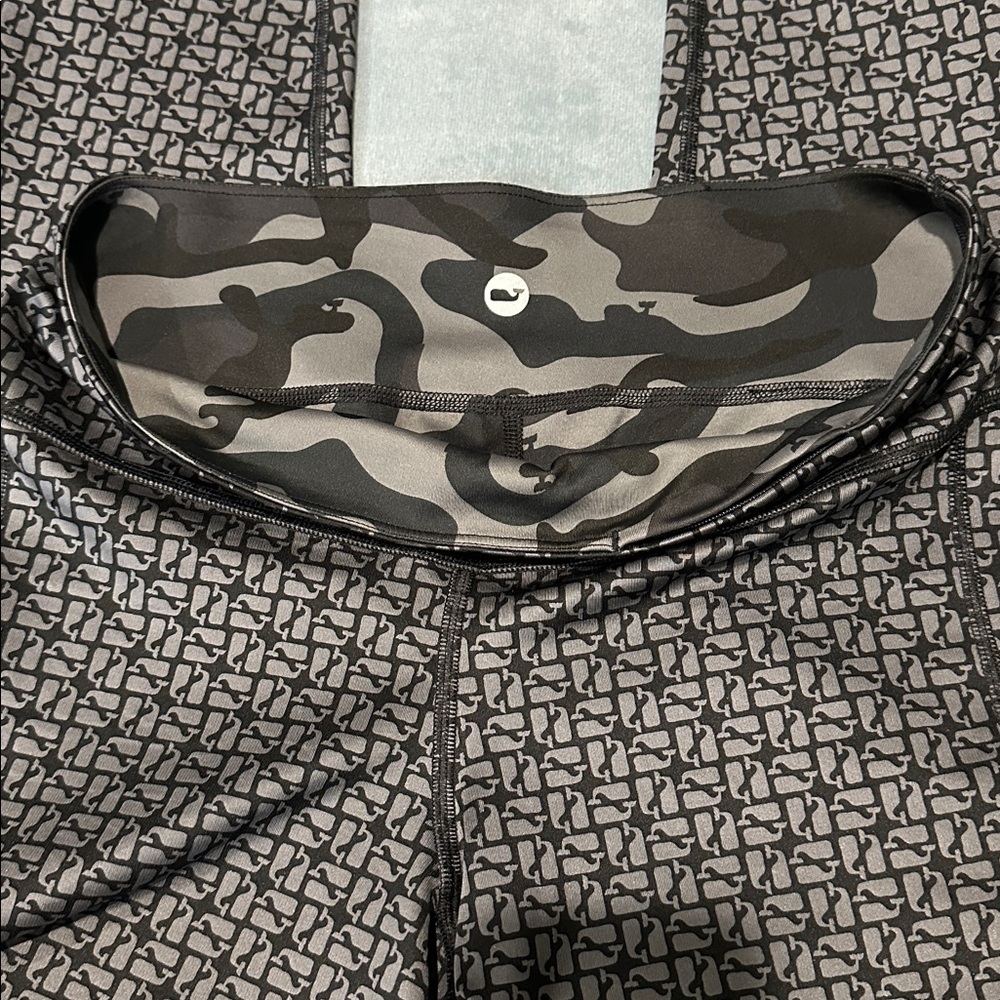 Vineyard Vines Reversible Cropped Leggings Camo/Whale Logo EUC Medium
